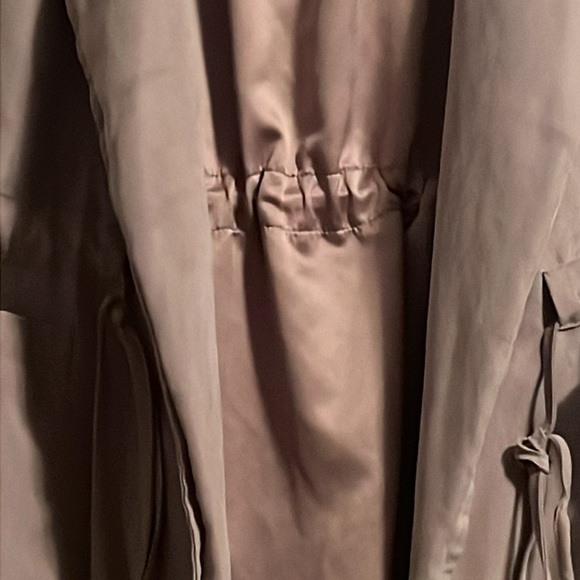 Poetry Vest lightweight brown. Front pockets and hoddie mocha mousse - Picture 4 of 7